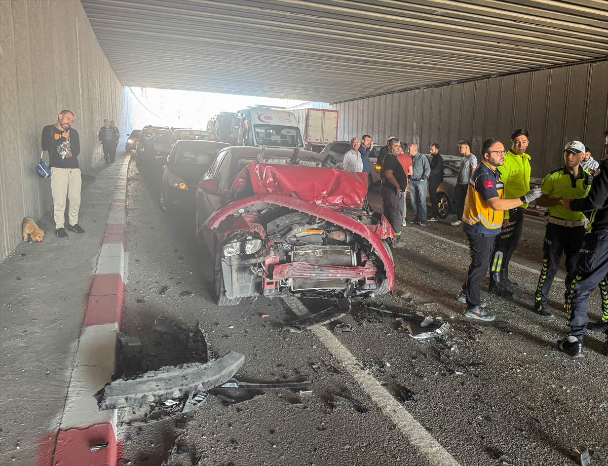 Uşak'ta üç otomobilin çarpışması sonucu 3 kişi yaralandı