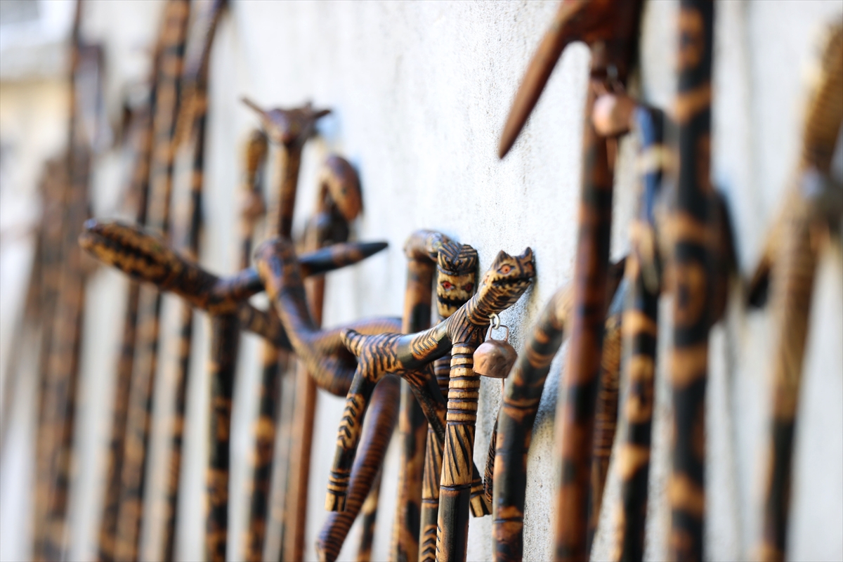 Doğadan topladığı ağaç dallarını hayvan figürlü bastonlara dönüştürüyor