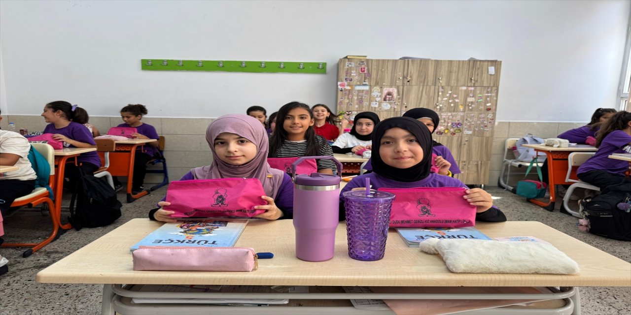 Antalya’da imam hatip öğrencilerine Filistin direnişinin sembolü “Hanzala” figürlü kalemlikler dağıtıldı