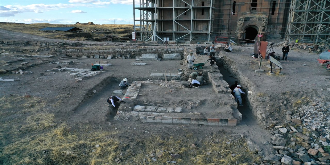 Ani Ören Yeri'ndeki kazılarda Selçuklu dönemine ait kümbet kalıntısı gün yüzüne çıkarıldı
