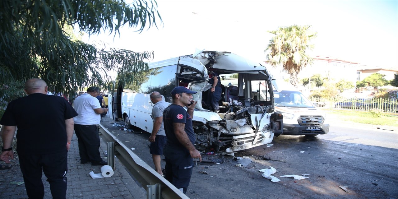 Alanya’da iki midibüs çarpıştı: 2’si ağır 15 yaralı
