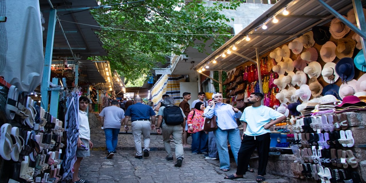 Irak’ın Duhok kentindeki Sulav Vadisi, sıcaklardan kaçan yerli ve yabancı turistlerin gözdesi oldu