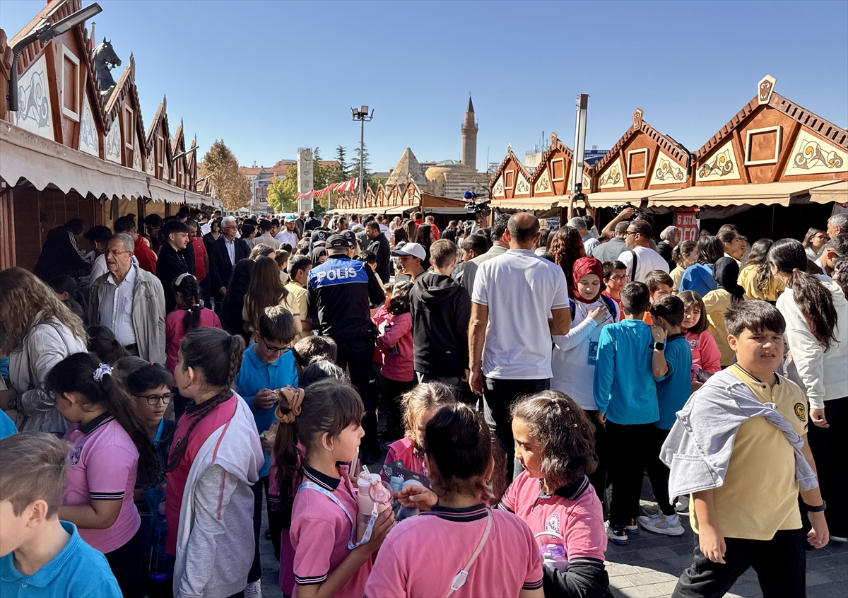 Kırşehir'de "Ahi Kitap Fuarı" açıldı