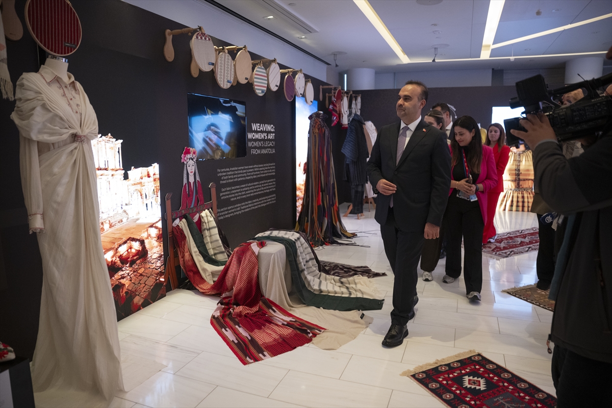 Bakan Kacır, Türkevi'nde "Anadoludakiler" sergisini gezdi: