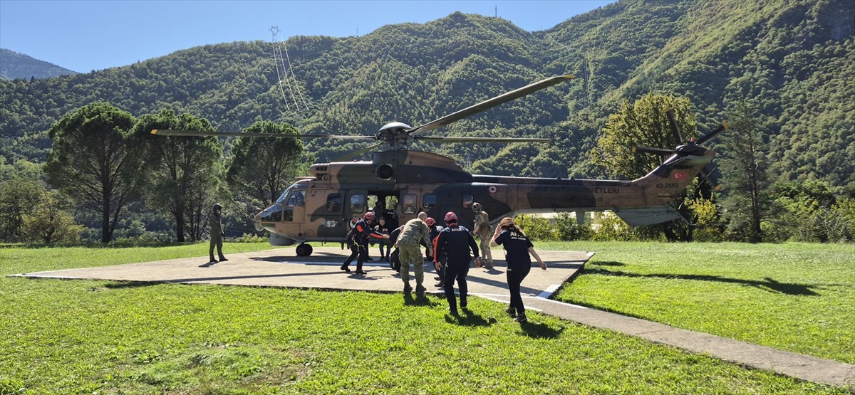 Artvin'de sel ve heyelan nedeniyle Camili'de mahsur kalan turistler helikopterlerle tahliye edildi