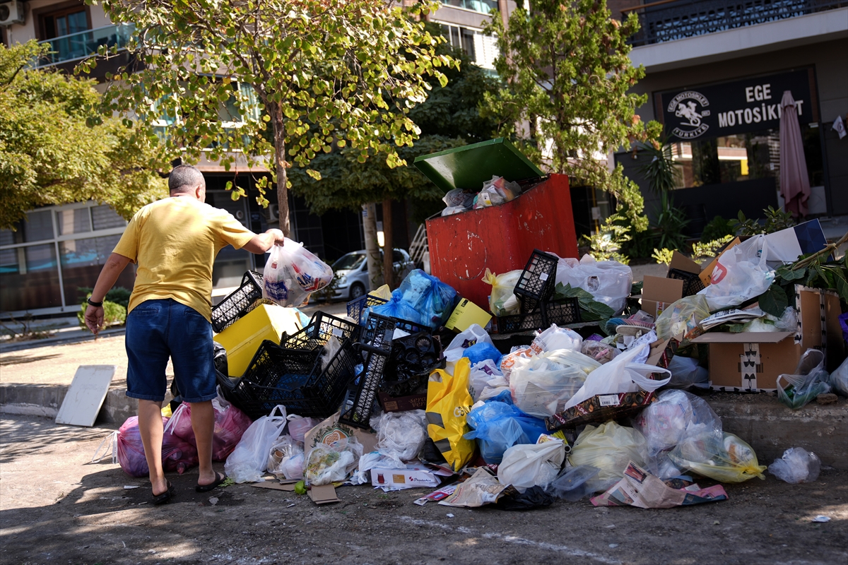 İzmir Karşıyaka'da toplanmayan çöpler tepkiye neden oluyor