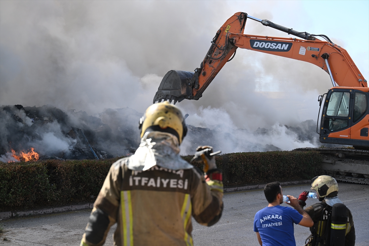 Ankara'da depolama tesisinin çöplüğünde yangın