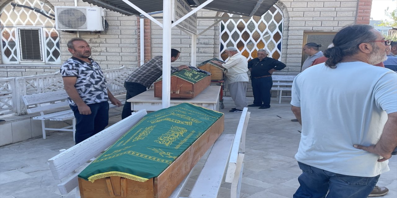 Bursa Karacabey’de yangında ölen 3 kişi, Karacabey 2 No’lu Şehir Mezarlığı’nda gözyaşlarıyla toprağa verildi