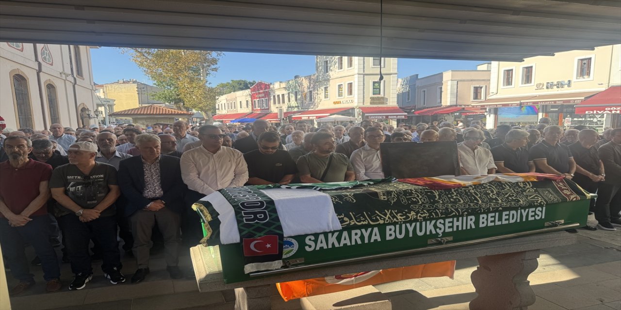 Spor yazarı Oğuz Dizer, Sakarya’da düzenlenen cenaze töreninin ardından toprağa verildi