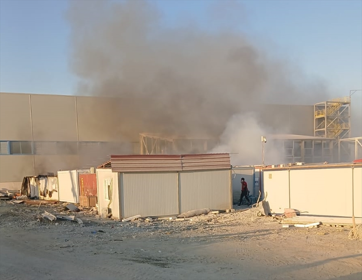 Mersin’de fabrika konteynerlerinde çıkan yangın söndürüldü
