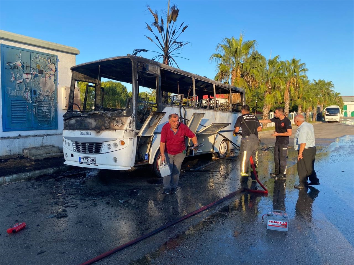 Antalya'da park halindeki midibüs yandı