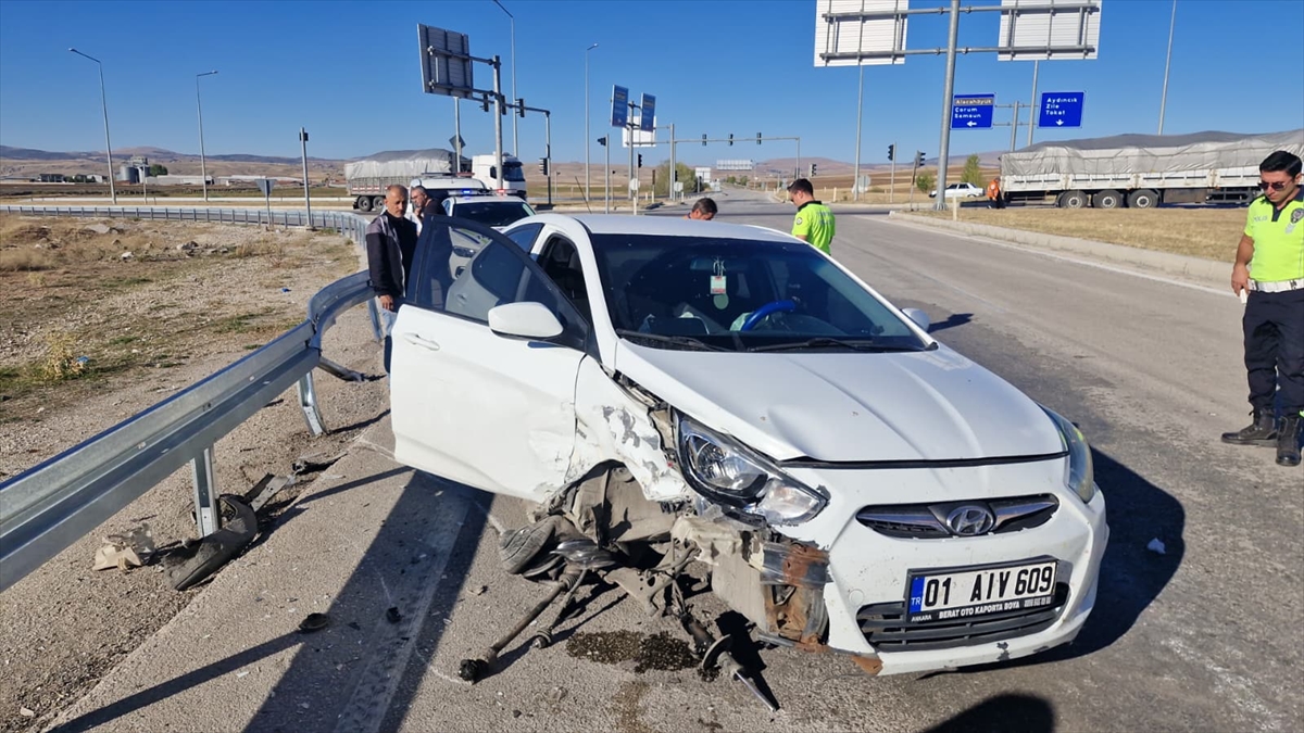 Çorum'da otomobil ile tır çarpıştı, 4 kişi yaralandı