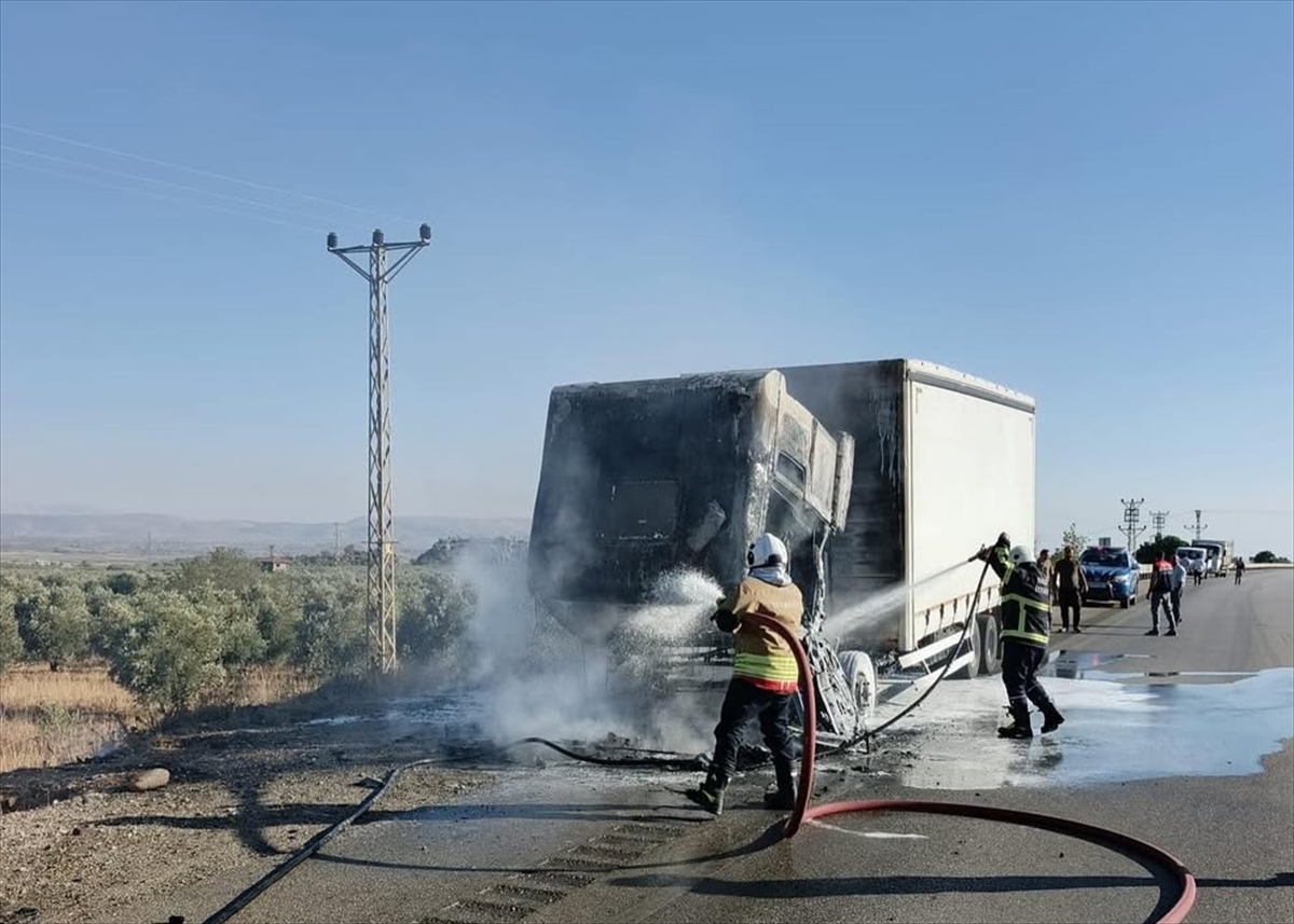 Hatay'da seyir halindeki tırda çıkan yangın söndürüldü