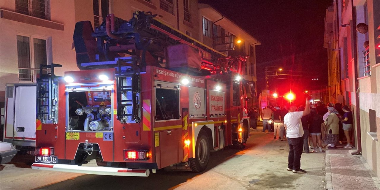 Eskişehir’de 3 katlı binanın deposunda çıkan yangın kısa sürede söndürüldü