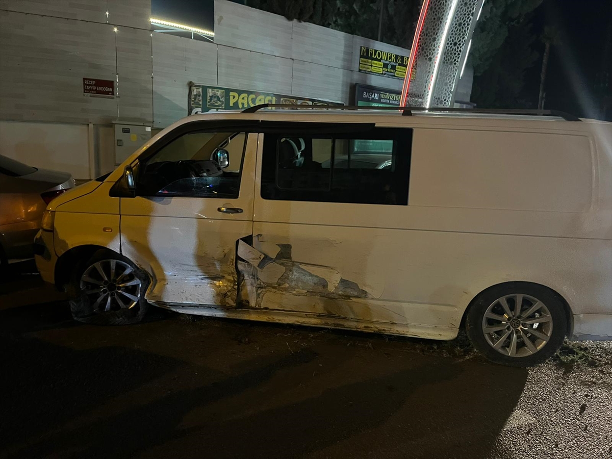 Hatay'da düzensiz göçmenleri taşıyan panelvan polisten kaçarken kaza yaptı