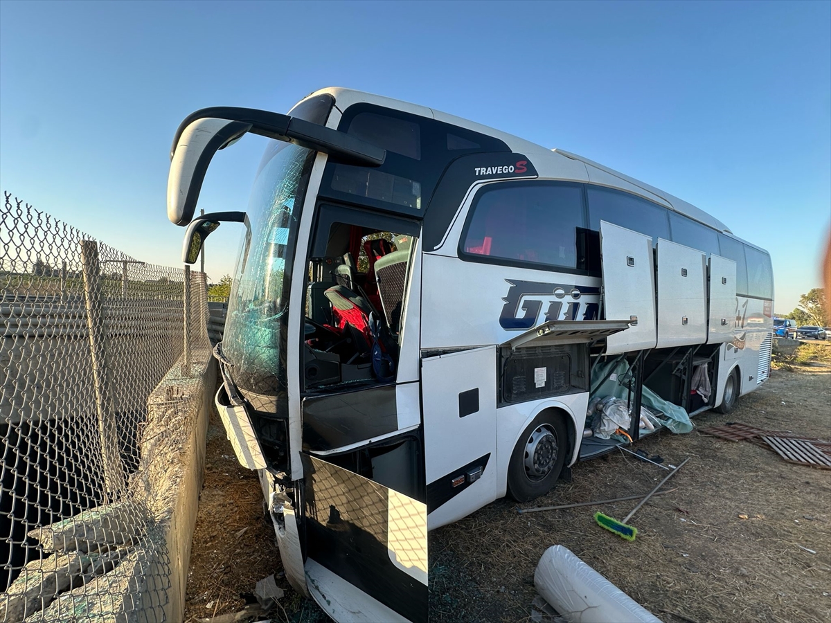 Mersin'de refüje çarpan yolcu otobüsündeki 4 kişi yaralandı