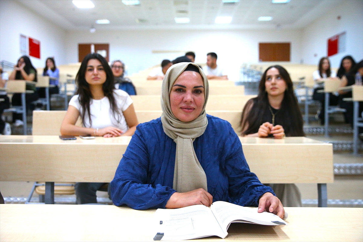 İlkokul, ortaokul ve liseyi açıktan tamamlayıp 44 yaşında üniversiteli oldu