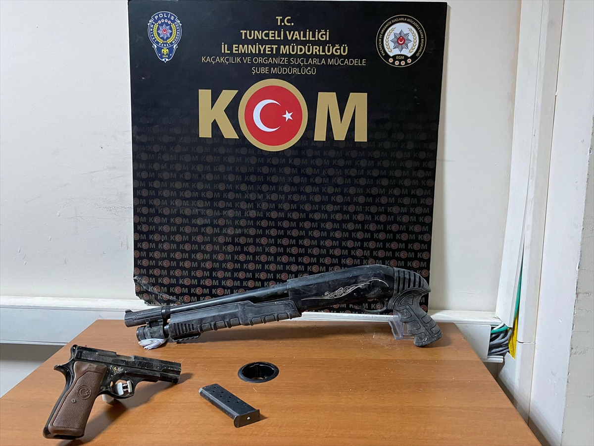 Tunceli'de inşaat alanında ruhsatsız tabanca ve pompalı tüfek ele geçirildi