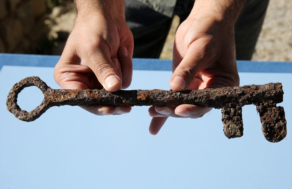 Bitlis Kalesi'ndeki kazılarda ana giriş kapısına ait olduğu değerlendirilen anahtar bulundu