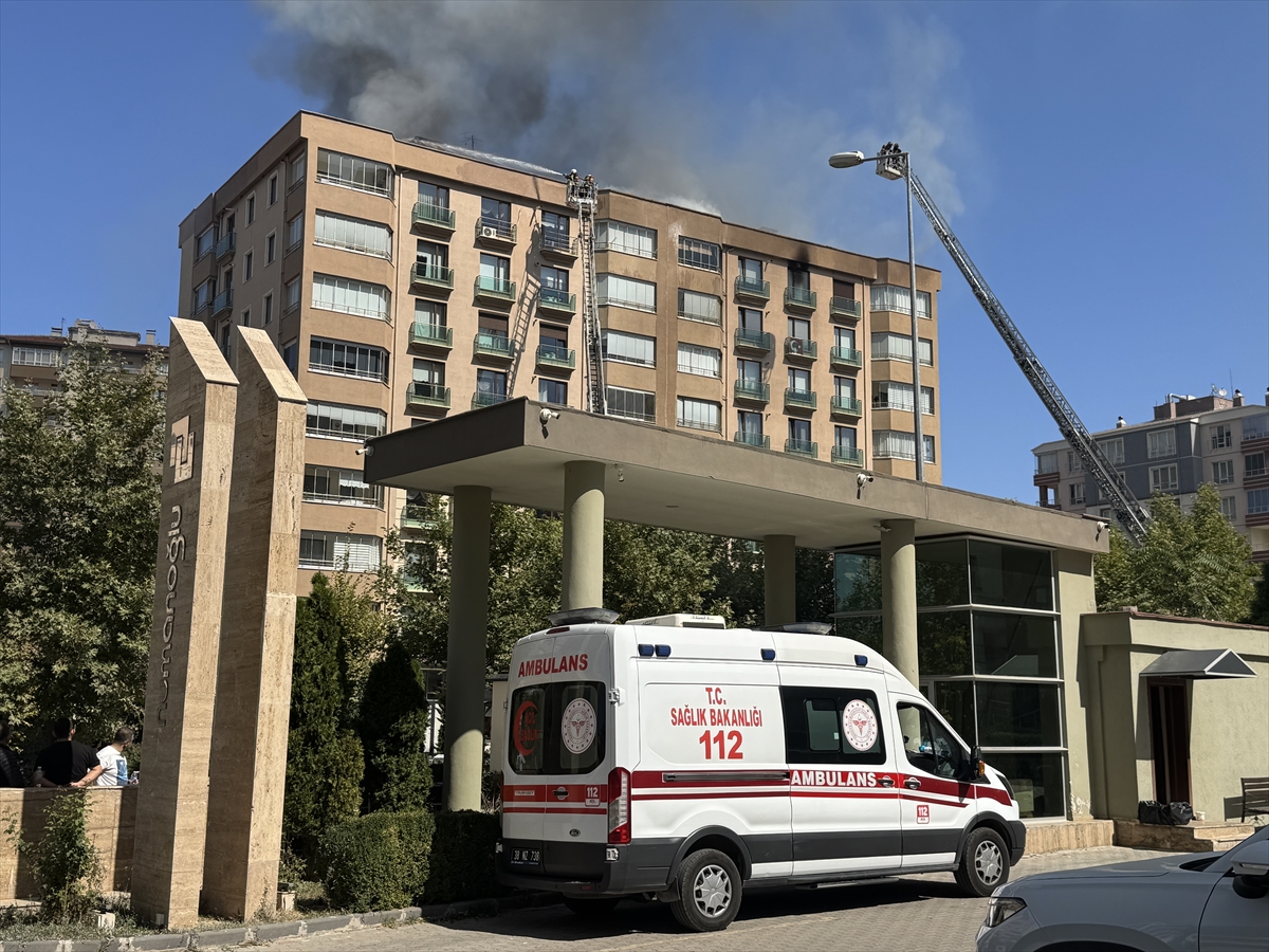 Kayseri'de apartmanın çatısında çıkan yangına müdahale ediliyor