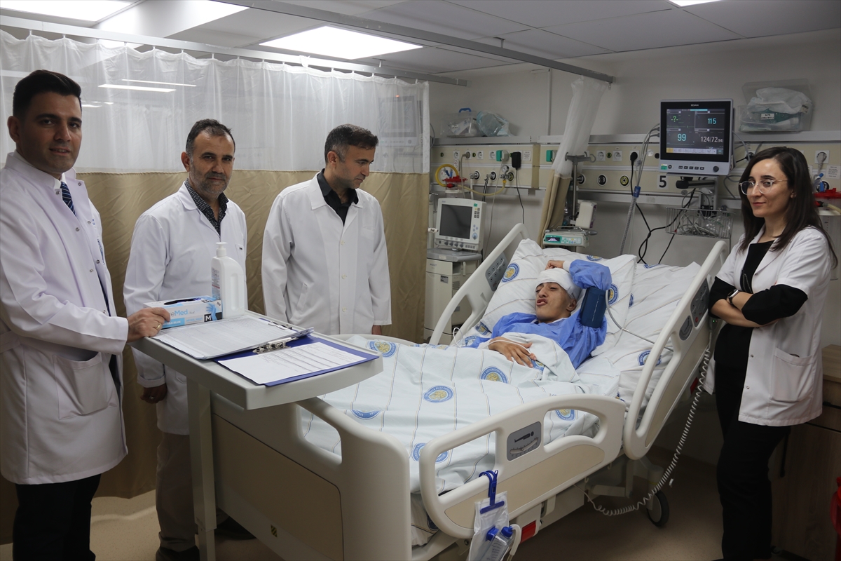 Diyarbakır'da hareket zorluğu ve titreme sorunu yaşayan genç kıza "beyin pili" umut oldu