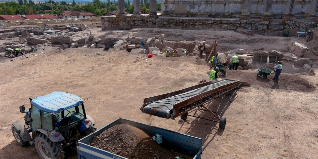 Aizanoi Antik Kenti’nde Zeus Tapınağı kazılarında podyum ve Bizans dönemi mezarları gün yüzüne çıkarıldı