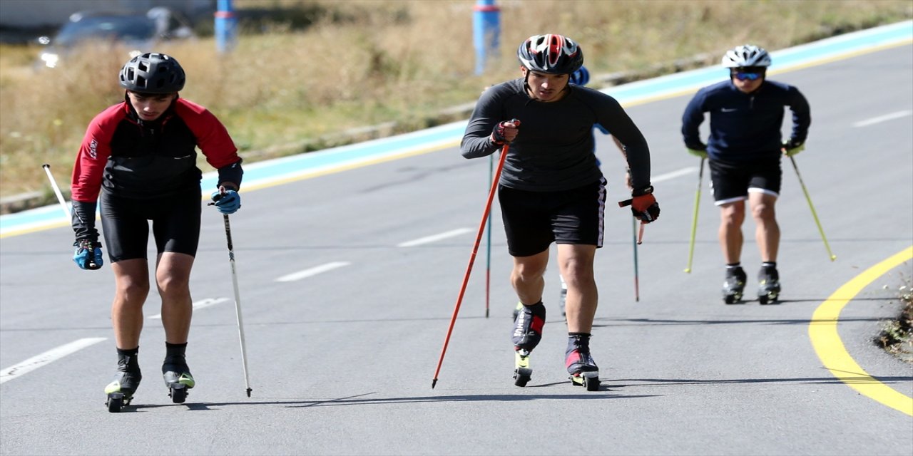 Genç kayaklı koşu sporcuları Ardahan’daki tekerlekli kayak kampında kış sezonuna hazırlandı
