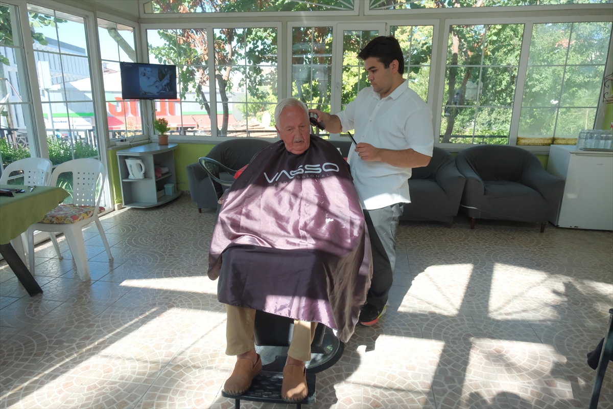 Kırklareli'nde kuaförler Ahilik Haftası kapsamında huzurevini ziyaret etti