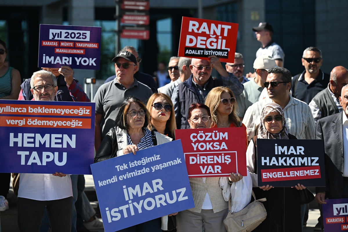 İmar sorunlarının çözümünü isteyen mahalle sakinleri ABB önünde eylem yaptı