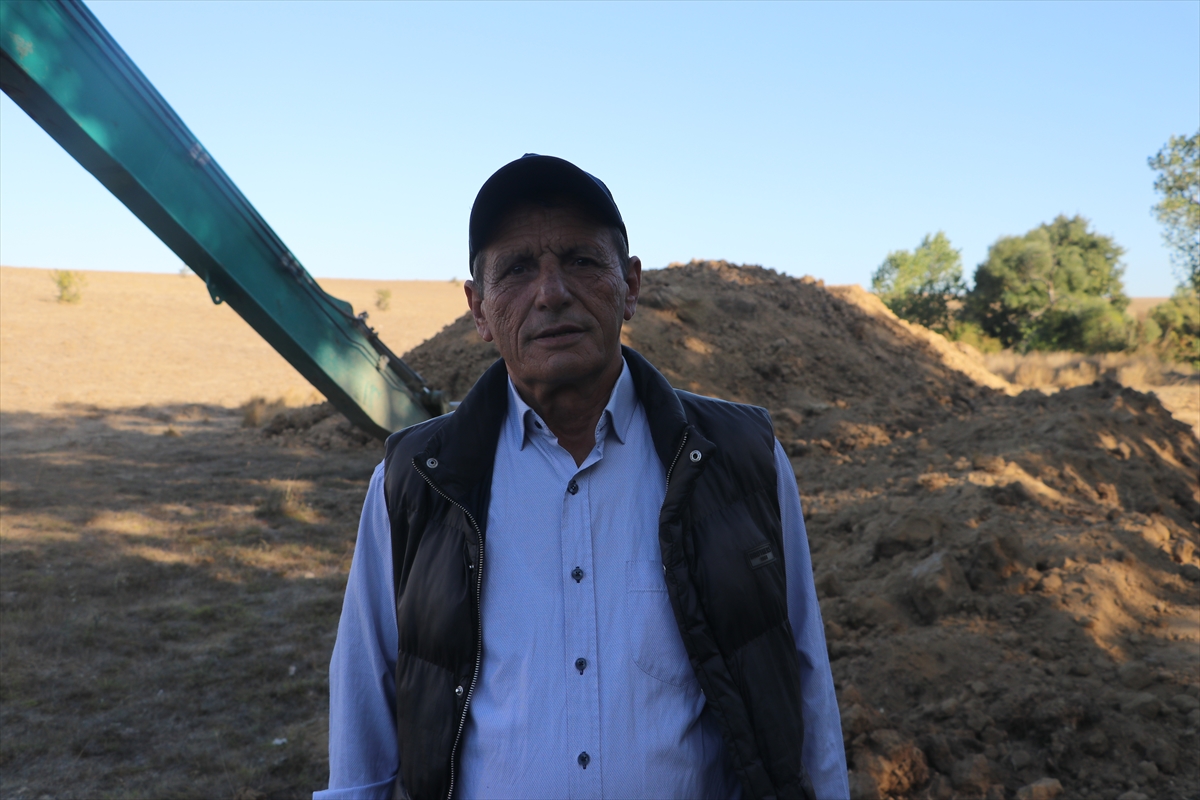 Gölet kuruyunca hayvanları susuz kalan üreticiler, eski bir kaynaktan su çıkarıp yeni gölet yaptı