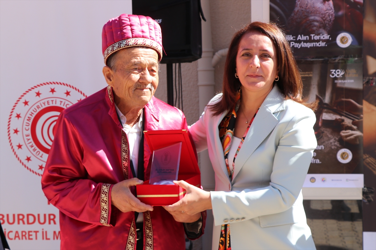 Burdur'da 54 yıllık berbere "Yılın Ahisi" ödülü verildi