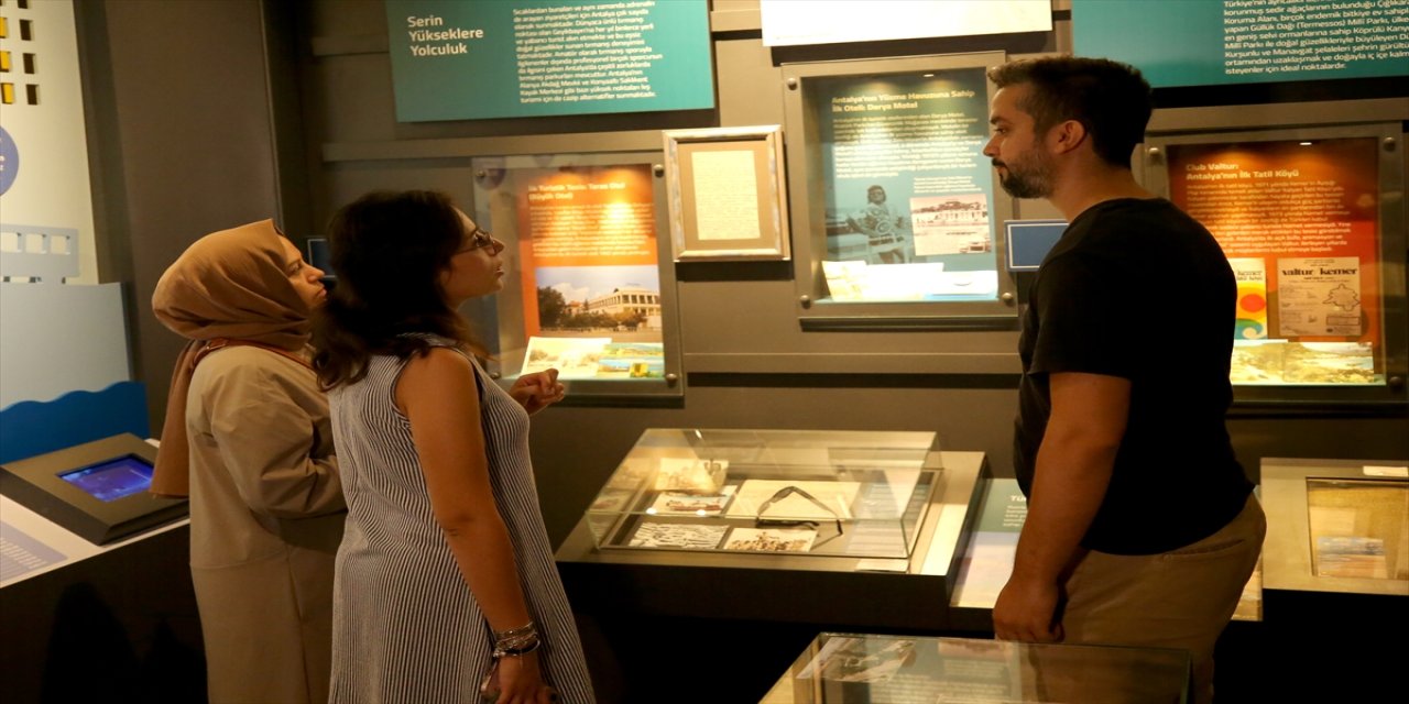 Zeki Müren’in gözlüğü ve el yazısıyla şarkı sözleri Antalya’da müzede sanatseverlerle buluşuyor