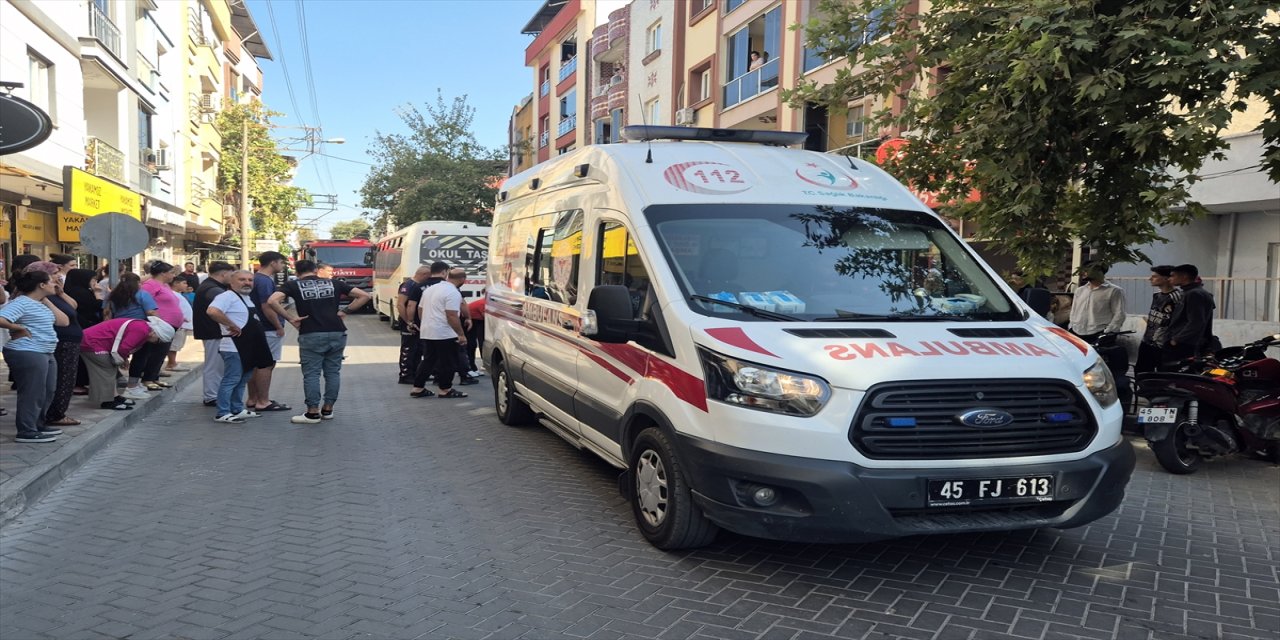 Manisa Turgutlu’da Midibüsün Çarptığı Yaya Yaralandı, Kaza Güvenlik Kamerasına Yansıdı