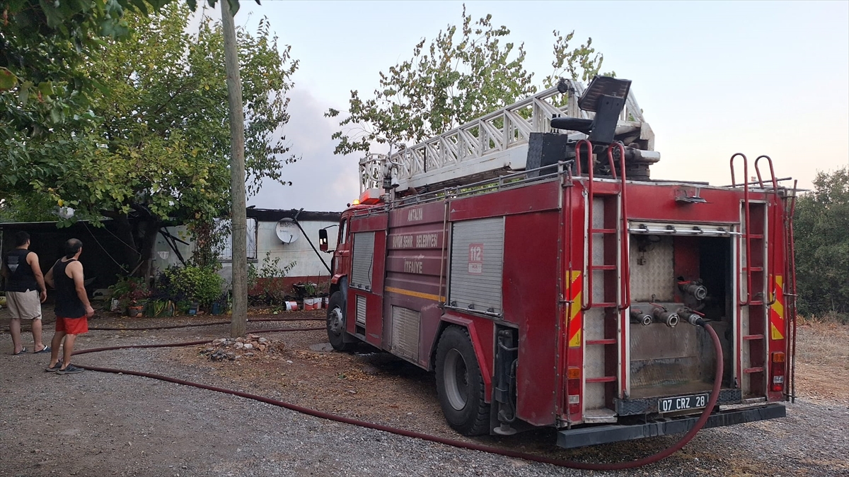 Antalya'da evde çıkan yangın hasara yol açtı