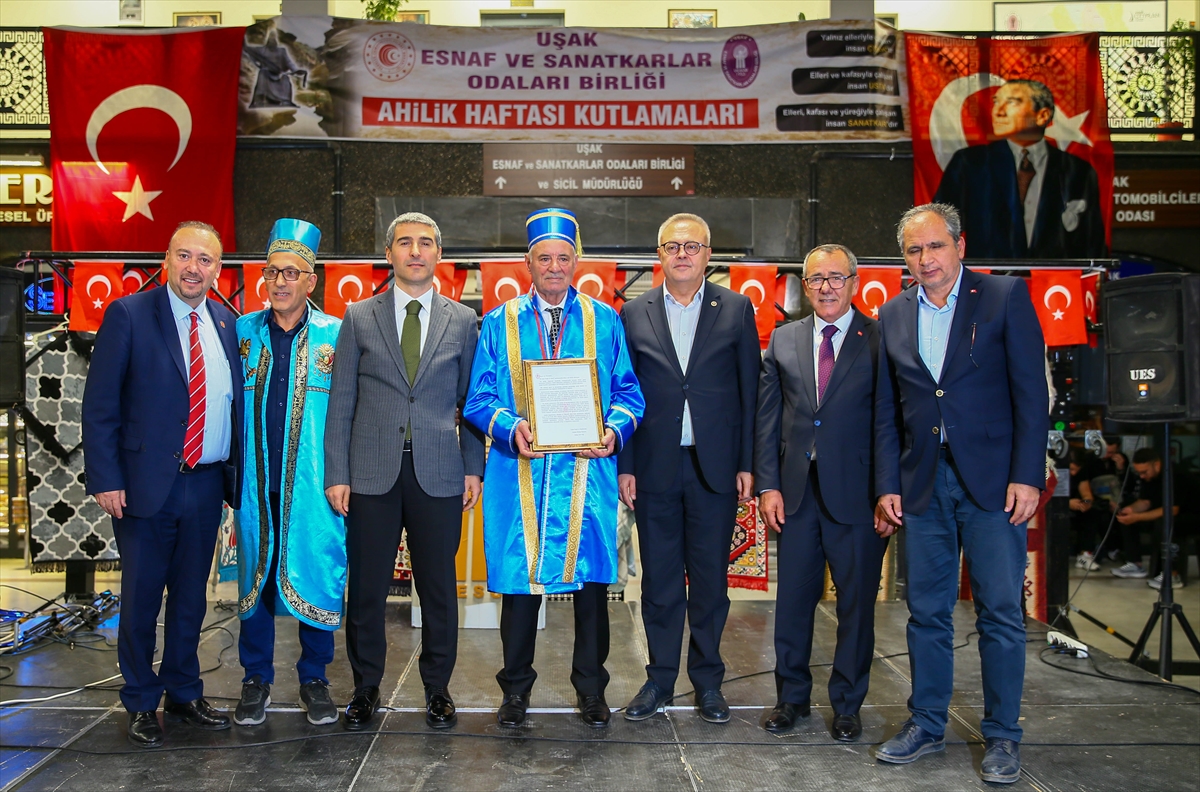 Uşak'ta 50 yıllık saat tamircisine "Yılın Ahisi" ödülü verildi