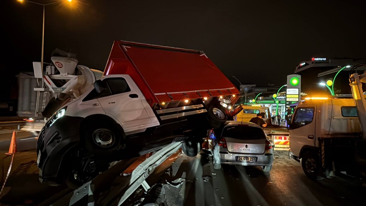 Kocaeli’de otomobil ile kamyonetin çarpışması sonucu 3 kişi yaralandı