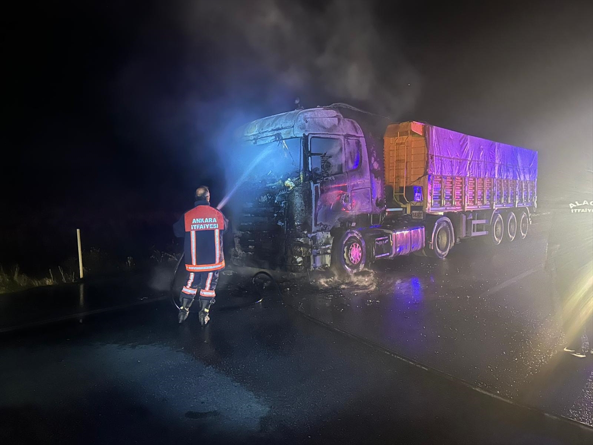 Çorum'da park halindeki tırda çıkan yangında hasar oluştu