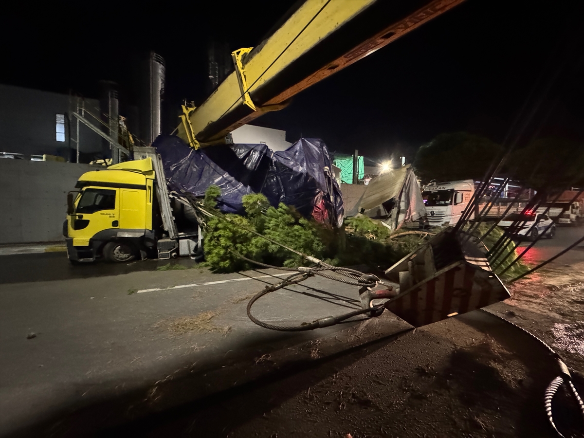 Manisa'da devrilen vincin operatörü yaralandı