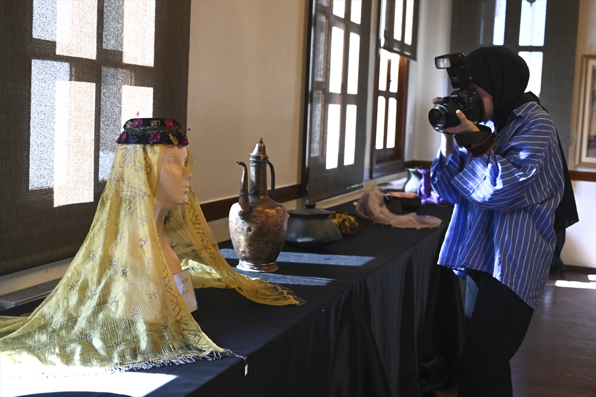 Ankara'da "Kadın Başlıkları: Sabiha Tansuğ Koleksiyonu" sergisi açıldı