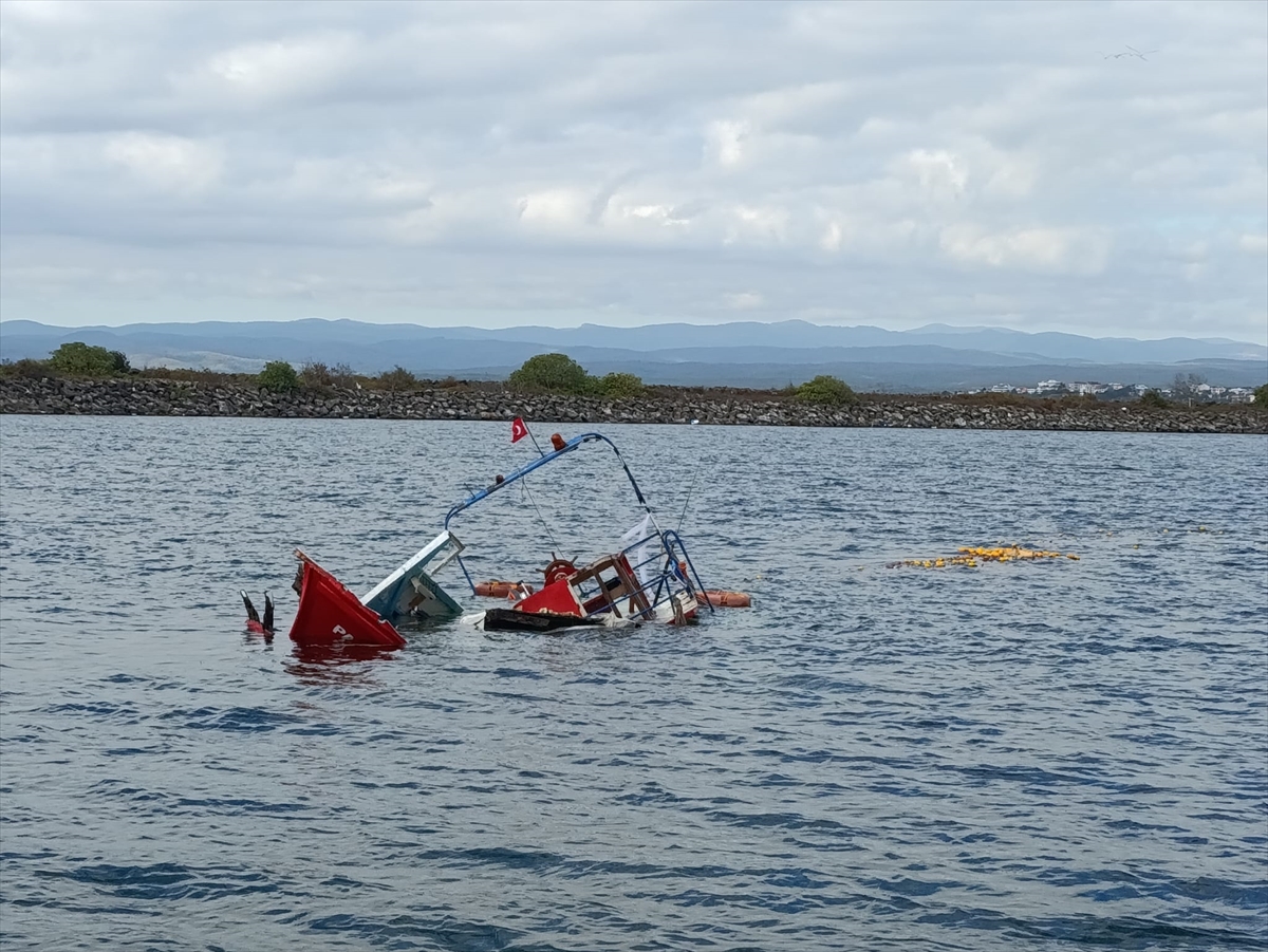 Kırklareli'nin İğneada açıklarında tekneleri su alan 3 balıkçı kurtarıldı