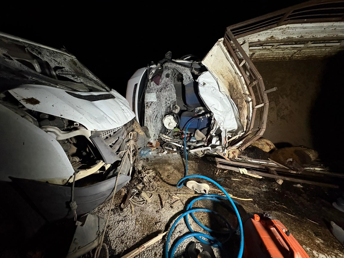 Diyarbakır'da iki kamyonetin çarpıştığı kazada, 2 kişi öldü, 1 kişi yaralandı