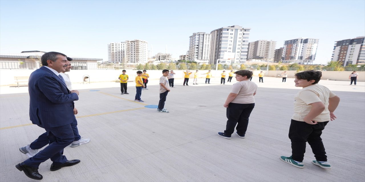 Bakan Yusuf Tekin, Gaziantep’te okula sürpriz ziyaret yaptı, öğretmen ve öğrencilerle bir araya geldi