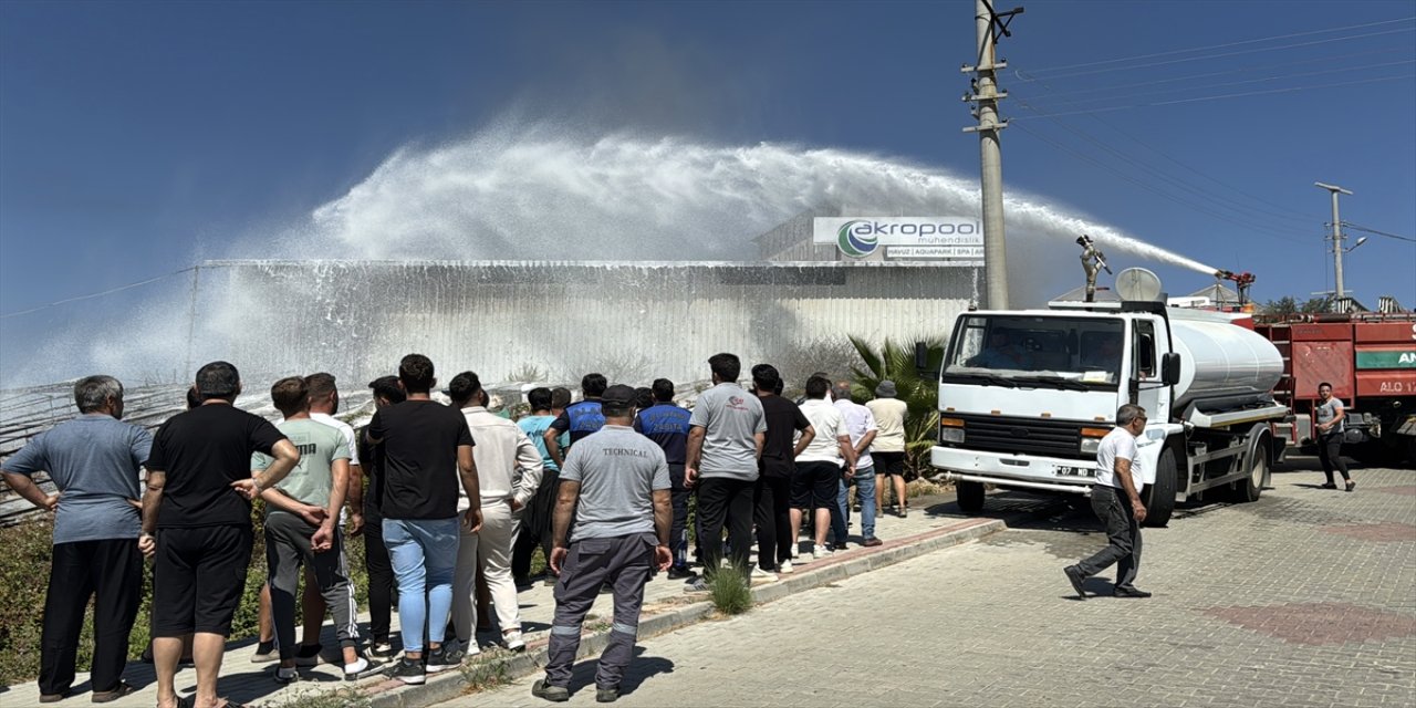 Alanya’da depoda yangın: Otel malzemeleri ve kimyasal maddeler kullanılamaz hale geldi