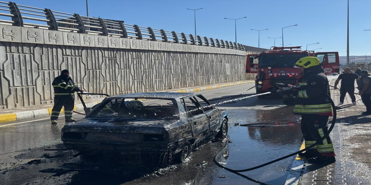 Sivas’ta seyir halindeki otomobil alev aldı: Sürücü yaralandı