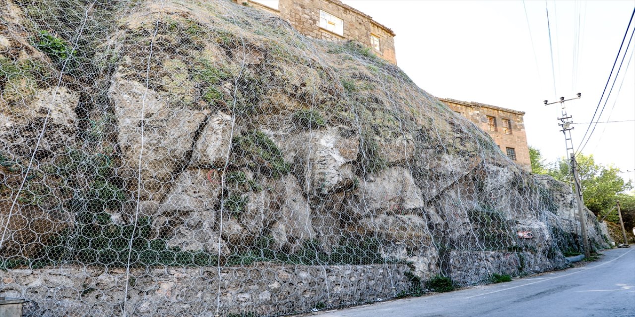 Bitlis’te kaya düşme riskine karşı yamaçlara çelik ağ uygulamasıyla önlem alındı