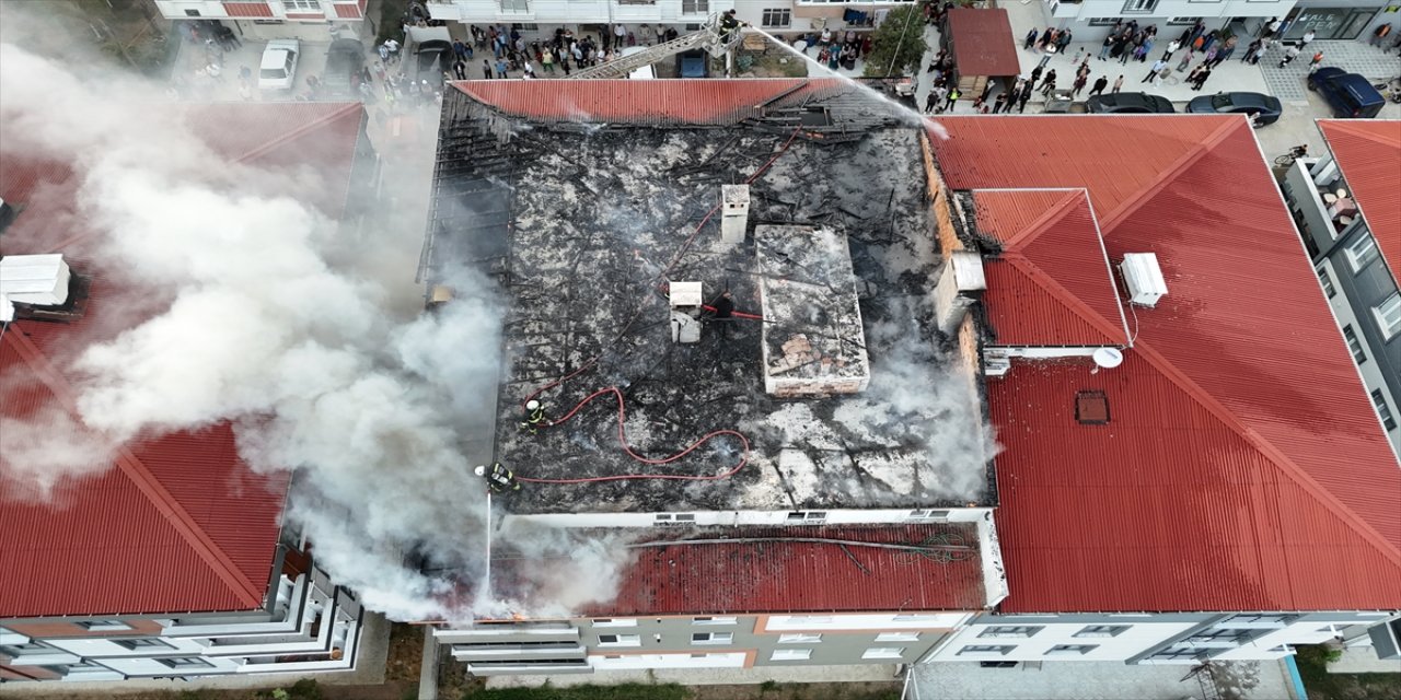 Tekirdağ Kapaklı’da apartman çatısında çıkan yangın söndürüldü