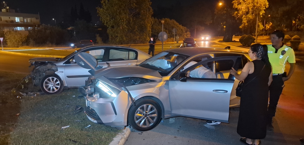 Antalya'da iki otomobilin çarpıştığı kazada 5 kişi yaralandı