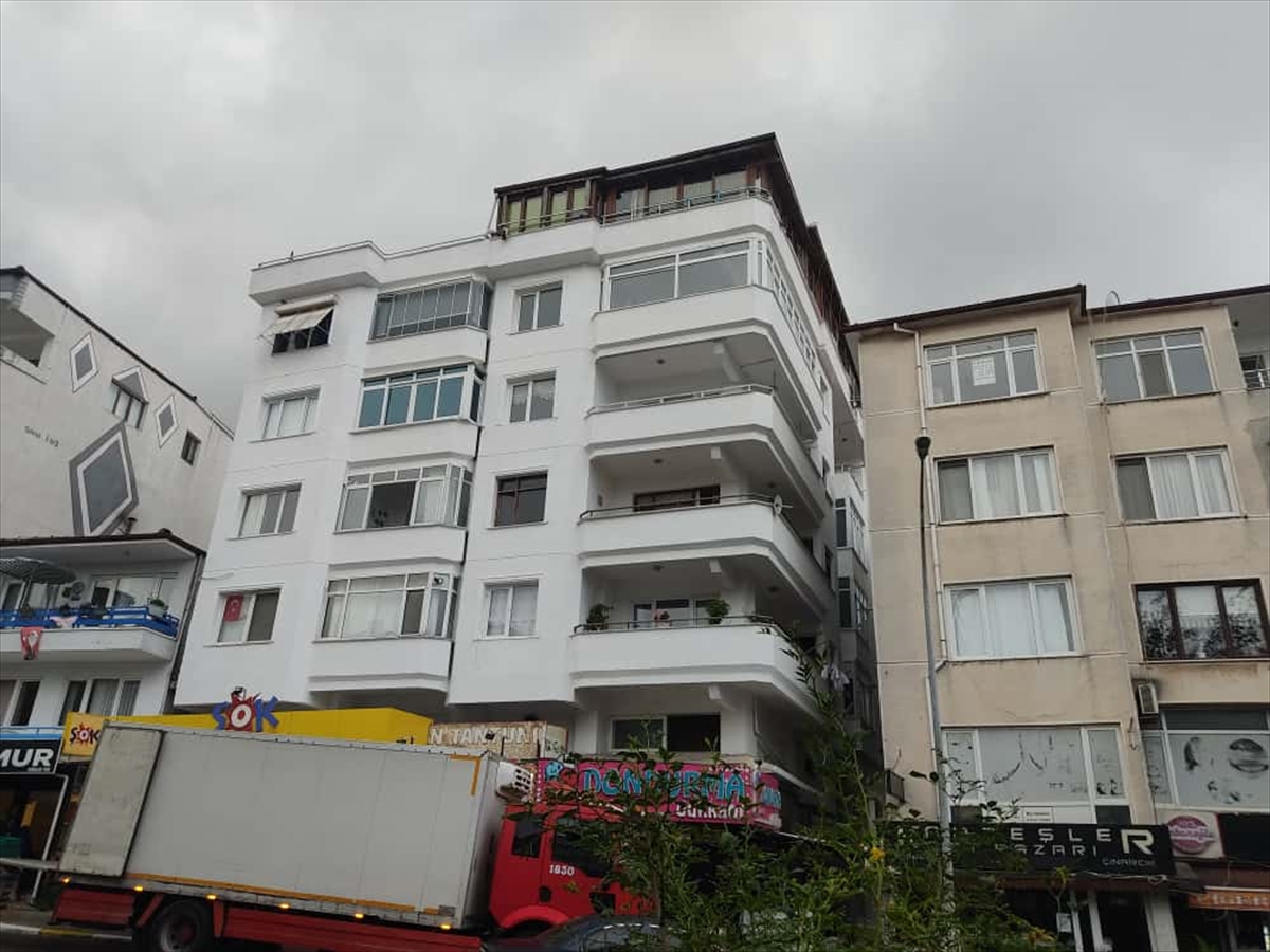 "Güllü" adıyla tanınan şarkıcı Gül Tut, Yalova'daki evinin balkonundan düşerek hayatını kaybetti