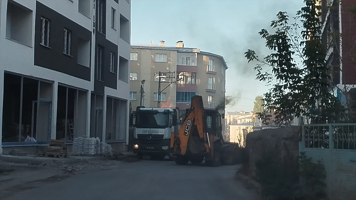 Kars'ta çöp kamyonu kasasında çıkan yangını kepçe operatörü kumla söndürdü