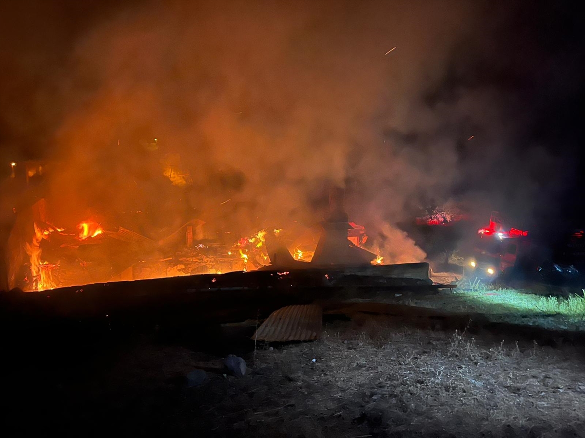 Malatya'da yanan 3 ev kullanılamaz hale geldi